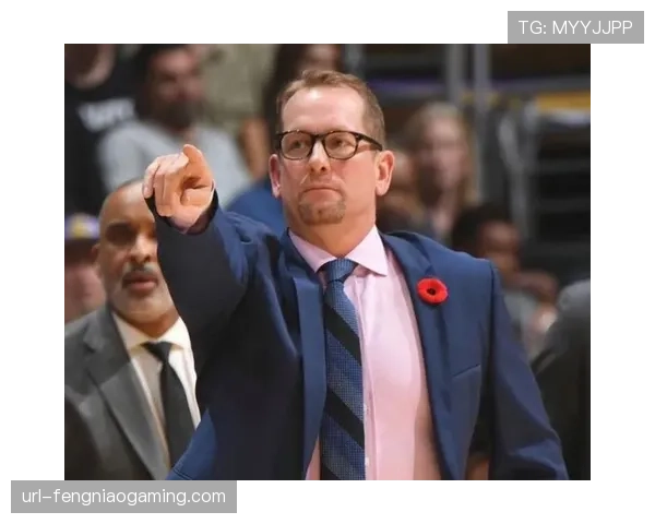 中场致敬:猛龙主场播放视频感谢主教练纳斯多年的贡献 中场致敬:猛龙主场播放视频感谢主教练纳斯多年的贡献