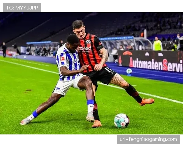 特写镜头:柏林赫塔保级成功后,老教练与妻子在看台相拥 特写镜头:柏林赫塔保级成功后,老教练与妻子在看台相拥